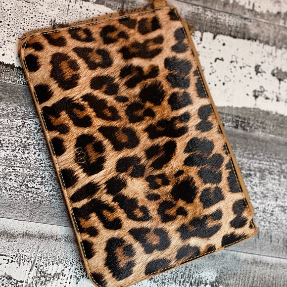 Stylish Leopard Print Wristlet in Vegan Leather - Perfect for On-the-Go Storage - Picture 1 of 12